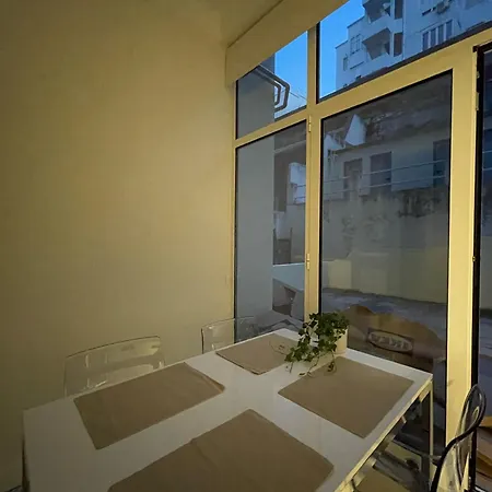Quarto Aconchegante Com Varanda E Vista No Chiado Lissabon